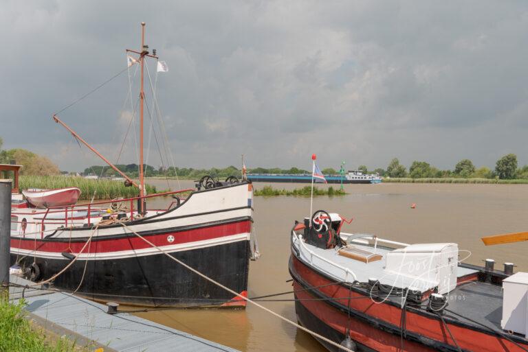 Boten afgemeerd aan kade Nieuwpoort